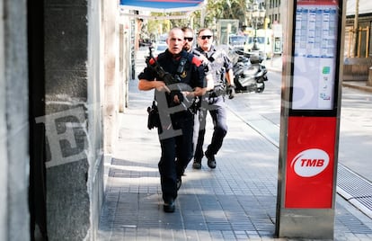 Miembros de la policía recorren una calle de Barcelona.