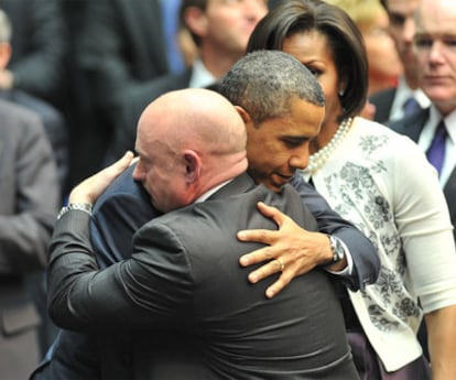Obama abraza al marido de Gabrielle Giffords, Mark Kelly, en el McKale Memorial Center de Tucson.