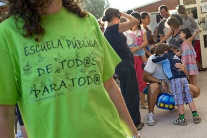 Primer día de colegio para alumnos de Infantil y Primaria en el colegio público Virgen de la Peña Sacra en Manzanares el Real.