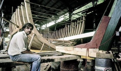 Esteban Vicente en el astillero de Lekeitio junto al velero 'Marea Errota' en construcción.