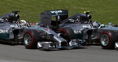 Rosberg y Hamilton pasando casi pegados por una curva en el Gran Premio de Canadá.