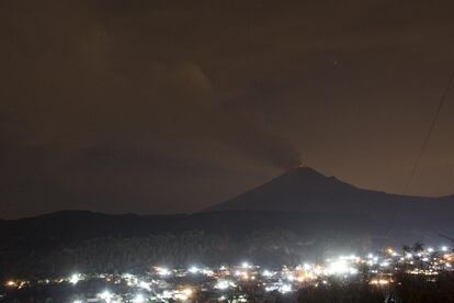 El Popocatépetl es uno de los dos volcanes activos en México junto con el de Fuego o de Colima, que con 3.940 metros sobre el nivel del mar se localiza en el estado de Jalisco (noroeste) y también tiene una red de vigilancia de 24 horas para prevenir su comportamiento. 