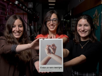De izquierda a derecha: Laura C. Vela , Carlota Visier y Carol Caicedo, fundadoras de la revista 'Esto es un Cuerpo ', que  posan en el Mercado de la Guindalera.