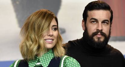 Blanca Suárez y Mario Casas en la presentación de la película 'El Bar' en Berlín.