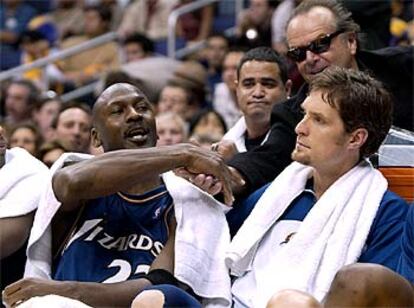 Jack Nicholson saluda a Jordan en la despedida de éste de la cancha de los Lakers el pasado viernes.