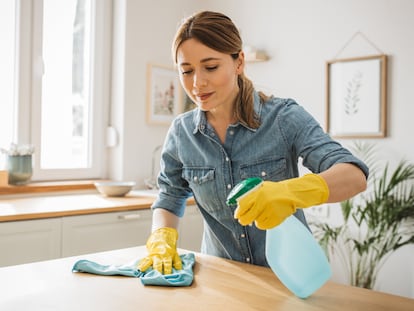Artículo de EL PAÍS Escaparate que describe las ventajas de usar los mejores limpiadores multiusos para el hogar.