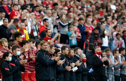 Juergen Klopp y sus asistentes aplauden en la banda durante el homenaje a Michael Robinson en Anfield