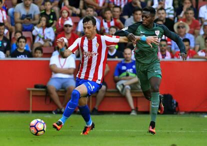 Iñaki Williams (derecha) pelea un balón el defensa del Sporting de Gijón Fernando Amorebieta.