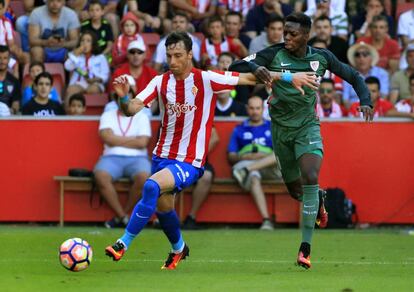 Iñaki Williams (direita) disputa bola com o defensor do Sporting Gijón Fernando Amorebieta.