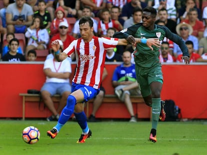 Iñaki Williams (direita) disputa bola com o defensor do Sporting Gijón Fernando Amorebieta.