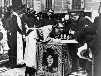 El rey Alfonso XIII y la reina Victoria Eugenia, durante la firma del acta de inauguración de las obras de la Gran Vía el 4 de abril de 1910.