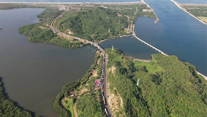 Cientos de vehículos de carga esperan en la carretera hacia el Puerto de Manzanillo (Colima), este 1 de agosto.
