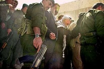 Arafat, con el típico pañuelo palestino, durante su visita a la ciudad cisjordana de Nablús.