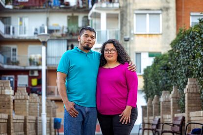 Los salvadoreños Juan José Hernández y Yasmine Chacón, en Benifaió, el pueblo valenciano en el que viven.