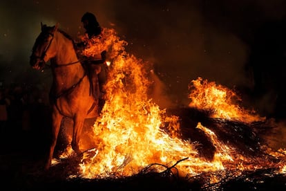Las fuertes llamas hacen difícil el salto de los caballos por las hogueras.