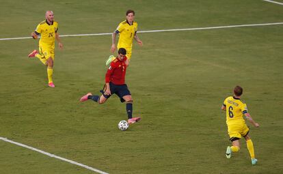 Morata dispara a puerta en la ocasión más clara de España en la primera parte.