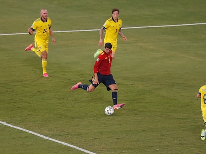 Morata dispara a puerta en la ocasión más clara de España en la primera parte.