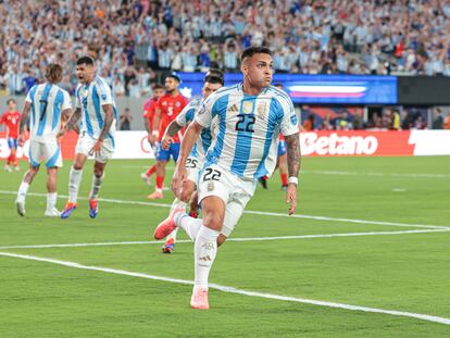 Lautaro Martínez corre para festejar su gol en el MetLife Stadium, el 25 de junio.