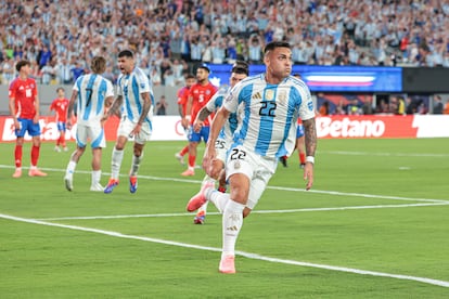 Lautaro Martínez corre para festejar su gol en el MetLife Stadium, el 25 de junio.