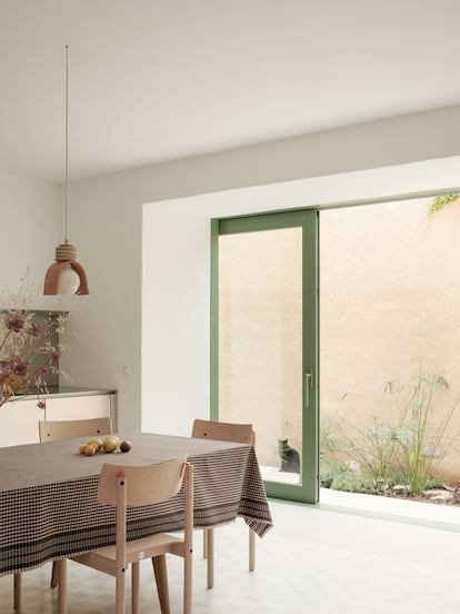 La puerta corredera hace que la cocina se convierta casi en un porche del patio.