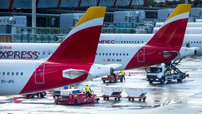 Aviones de Iberia Express atendidos por personal de Iberia Airport Services en el aeropuerto de Madrid-Barajas.