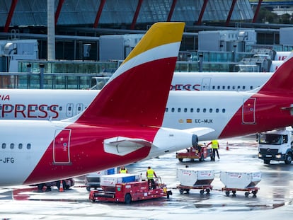 Aviones de Iberia Express atendidos por personal de Iberia Airport Services en el aeropuerto de Madrid-Barajas.