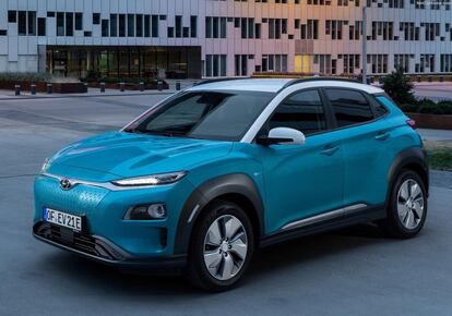 El eléctrico más polivalente. Un SUV moderno de cinco plazas y buen maletero que junto a su gemelo el Kia e-Niro se han convertido en referencia mundial entre los modelos a pilas de su tamaño. Se venden con dos motores de 135 y 204 CV y dos baterías de 39 y 64 kWh, y ofrecen autonomías oficiales récord de 289 y 449 kilómetros, respectivamente, por encima de 400 en uso real. Precio oficial. 35.050 euros. Desde 26.840 con descuentos y Plan Moves.