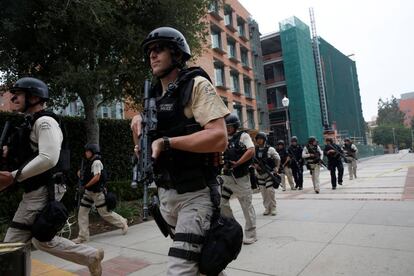 La policia de Los Angeles al campus de la universitat UCLA.