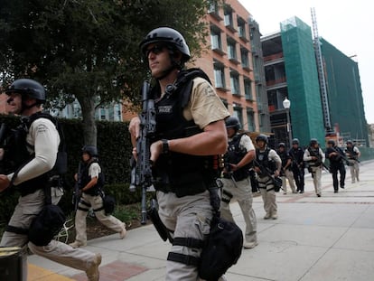 La policia de Los Angeles al campus de la universitat UCLA.