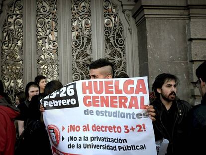 Un grupo de estudiantes se manifiesta frente al Ministerio de Educación en la convocatoria de huelga de febrero de 2015.