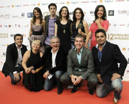 Carolina Cubillo, con el trofeo en la mano, junto a parte del equipo de <i>Callejeros</i>, de Cuatro.