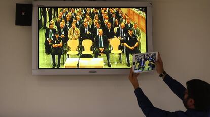 Un periodista hace una foto a la sala, durante el arranque del juicio de las tarjetas 'black'.