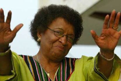 Ellen Johnson-Sirleaf saluda ayer en Monrovia a sus partidarios.