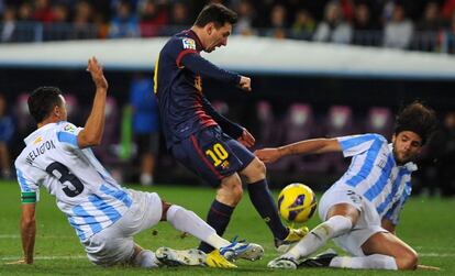 Messi intenta el remate ante Weligton y Sergio Sanchez.