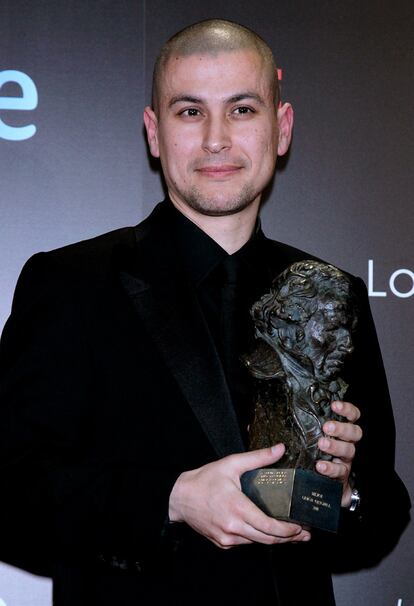 El director de cine Rodrigo Cortés posa tras recibir el premio Goya al mejor montaje por su trabajo en <i>Buried</i> durante la ceremonia de entrega de la 25 edición de los Premios Goya que se celebra esta noche en el Teatro Real de Madrid.