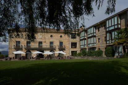 El antiguo palacio renacentista de los Larrea, que alberga la cafetera, el restaurante y las zonas comunes, de frente, y la ampliacin completada en 1978 para acoger las habitaciones.