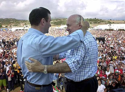 Ibarretxe y Arzalluz se saludan durante la celebración del Alderdi Eguna en Foronda, el 28 de septiembre de 2003.