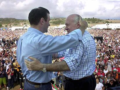 Ibarretxe y Arzalluz se saludan durante la celebración del Alderdi Eguna en Foronda, el 28 de septiembre de 2003.