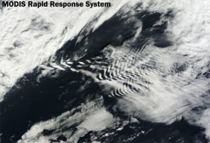 Ondas que pueden ser generadoras de turbulencia visibles via satelite en las nubes alrededor de las islas Azores