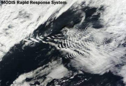 Ondas que pueden ser generadoras de turbulencia visibles via satelite en las nubes alrededor de las islas Azores