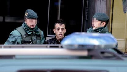 La Guardia Civil conduce a uno de los arrestados durante el operativo que ha desarrollado en Bilbao.