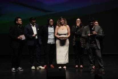 El equpo de ‘Humo: Murder and Silence in El Salvador’ recibe el premio en la categoría audio en el Premio Gabo 2025 en Bogotá, Colombia, el 26 de julio 2025.