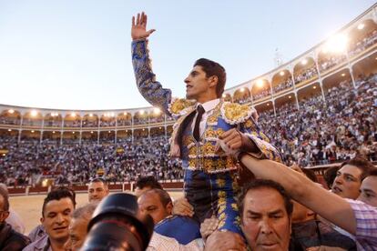 El diestro Alejandro Talavante sale a hombros de los aficionados por la puerta grande de Las Ventas. 