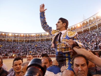 El diestro Alejandro Talavante sale a hombros de los aficionados por la puerta grande de Las Ventas. 