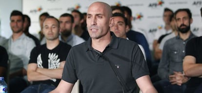 Luis Rubiales, presidente de la AFE. Detr&aacute;s, Iniesta, Xavi y Juanfran.