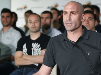 Luis Rubiales, presidente de la AFE. Detr&aacute;s, Iniesta, Xavi y Juanfran.