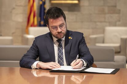 El presidente de la Generalitat, Pere Aragonès, firma el decreto de impulso de la convocatoria de la consulta de los Juegos Olímpicos de Invierno de 2030