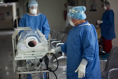 Médicos atienden a un bebé en un hospital en el Estado de México, en 2020.