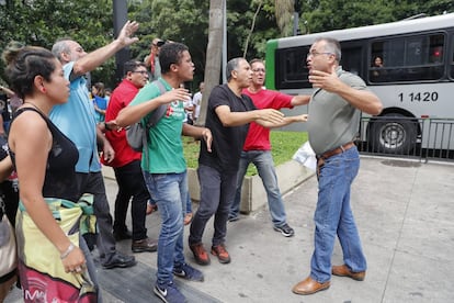 Em São paulo um grupo de simpatizantes do ex-presidente Lula discutiu com críticos do petista.