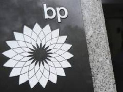 En la imagen, logotipo de la petrolera británica BP en sus oficinas en Londres (Reino Unido). EFE/Archivo